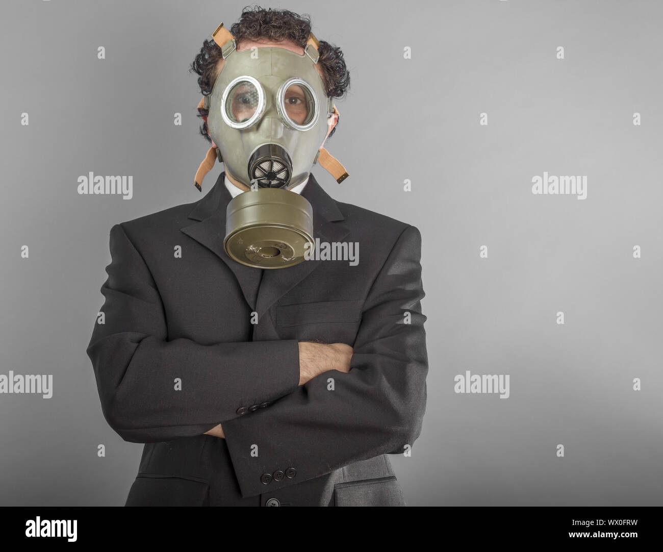 Porträt eines Mannes mit Gasmaske über grauer Hintergrund Stockfoto