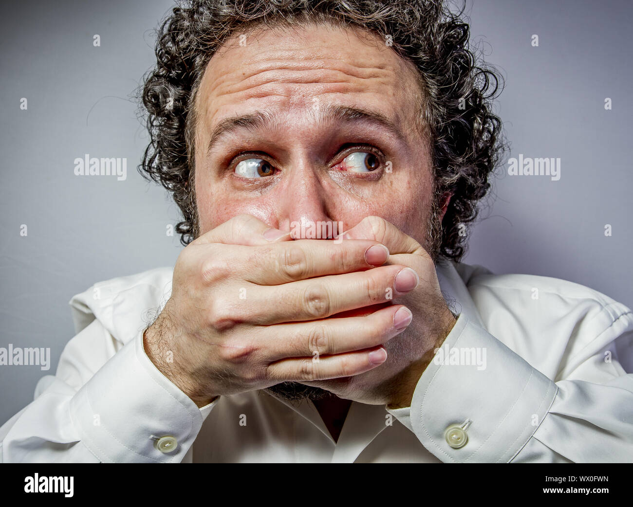 Schweigen, Stille Mann mit intensiven Ausdruck, weißes Hemd Stockfoto