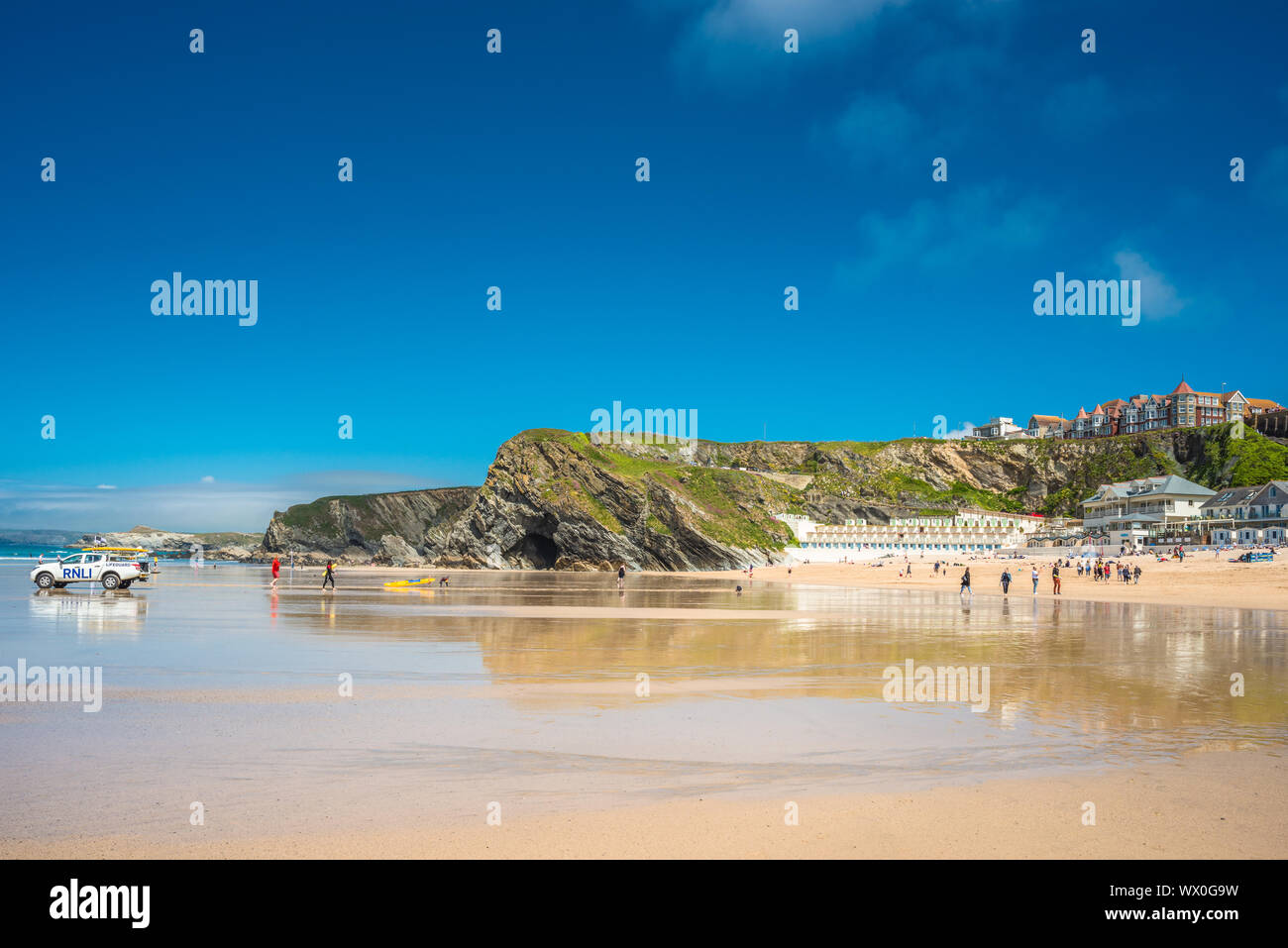 Gelber Sand der Great Western Beach in Newquay an der Nordküste von Cornwall. England. UK. Stockfoto
