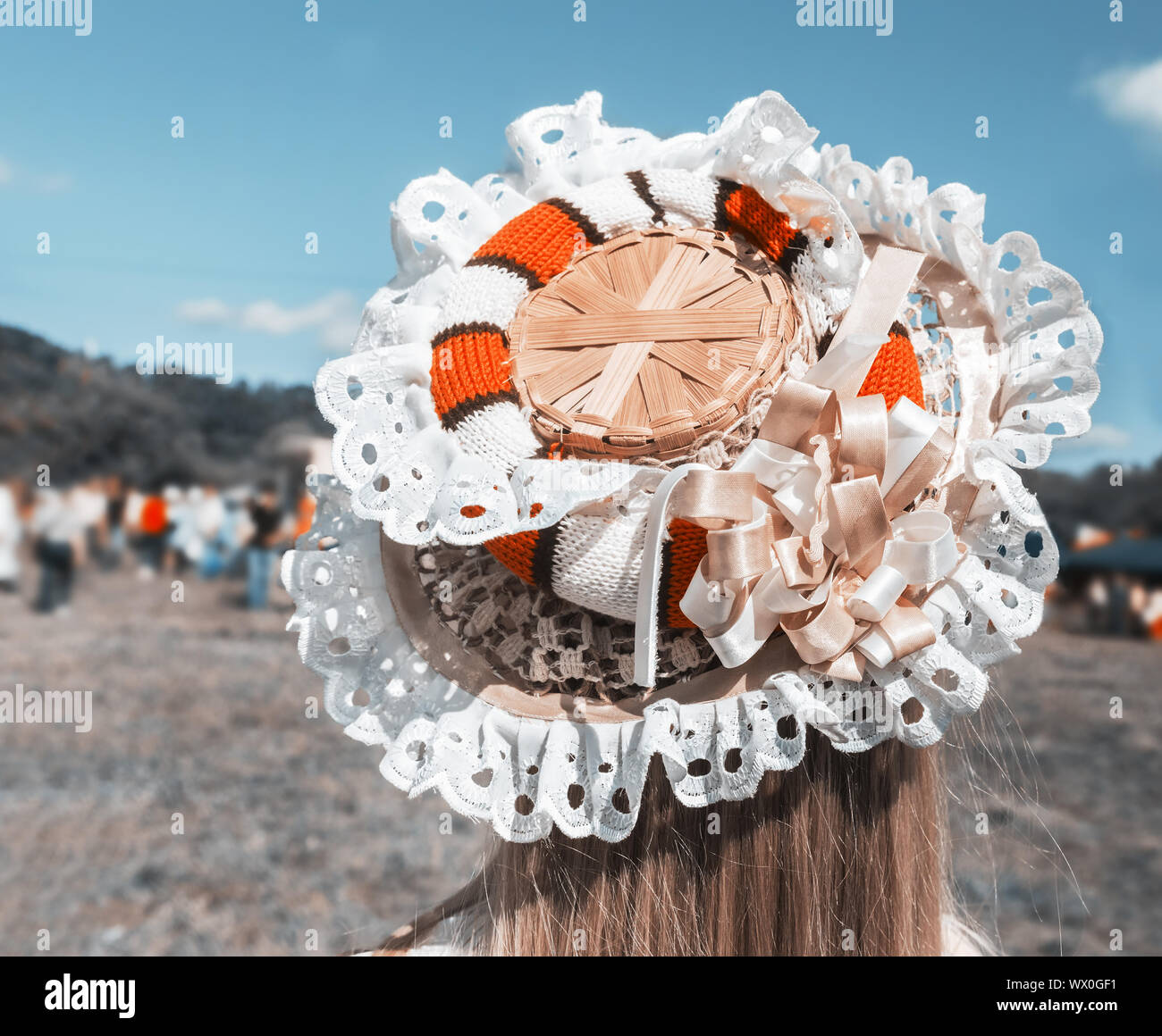 Die ursprüngliche Hut auf den Kopf des Mädchens. Stockfoto