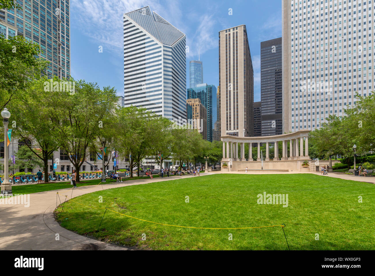 Blick auf die Stadt Wolkenkratzer, Millennium Monument im Wrigley Square, Millennium Park, Downtown Chicago, Illinois, Vereinigte Staaten von Amerika, Nordamerika Stockfoto