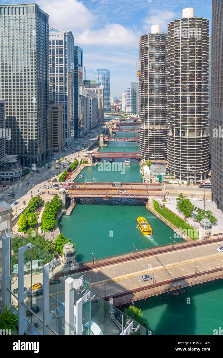 Blick auf Wasser Taxi am Chicago River von der Dachterrasse, in der Innenstadt von Chicago, Illinois, Vereinigte Staaten von Amerika, Nordamerika Stockfoto