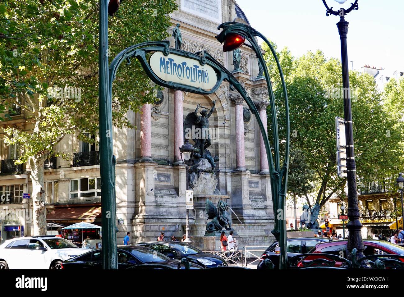Place Saint-Michel, Monument und Eintrag in die U-Bahn und Bahnhof, im Quartier Latin am linken Seine-Ufer in Paris, Frankreich Stockfoto