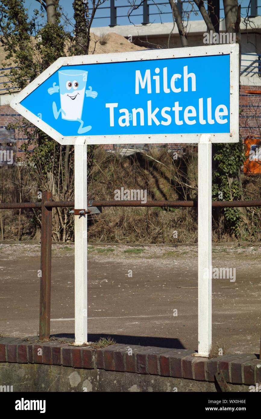 Schild Milch Tankstelle Stockfoto