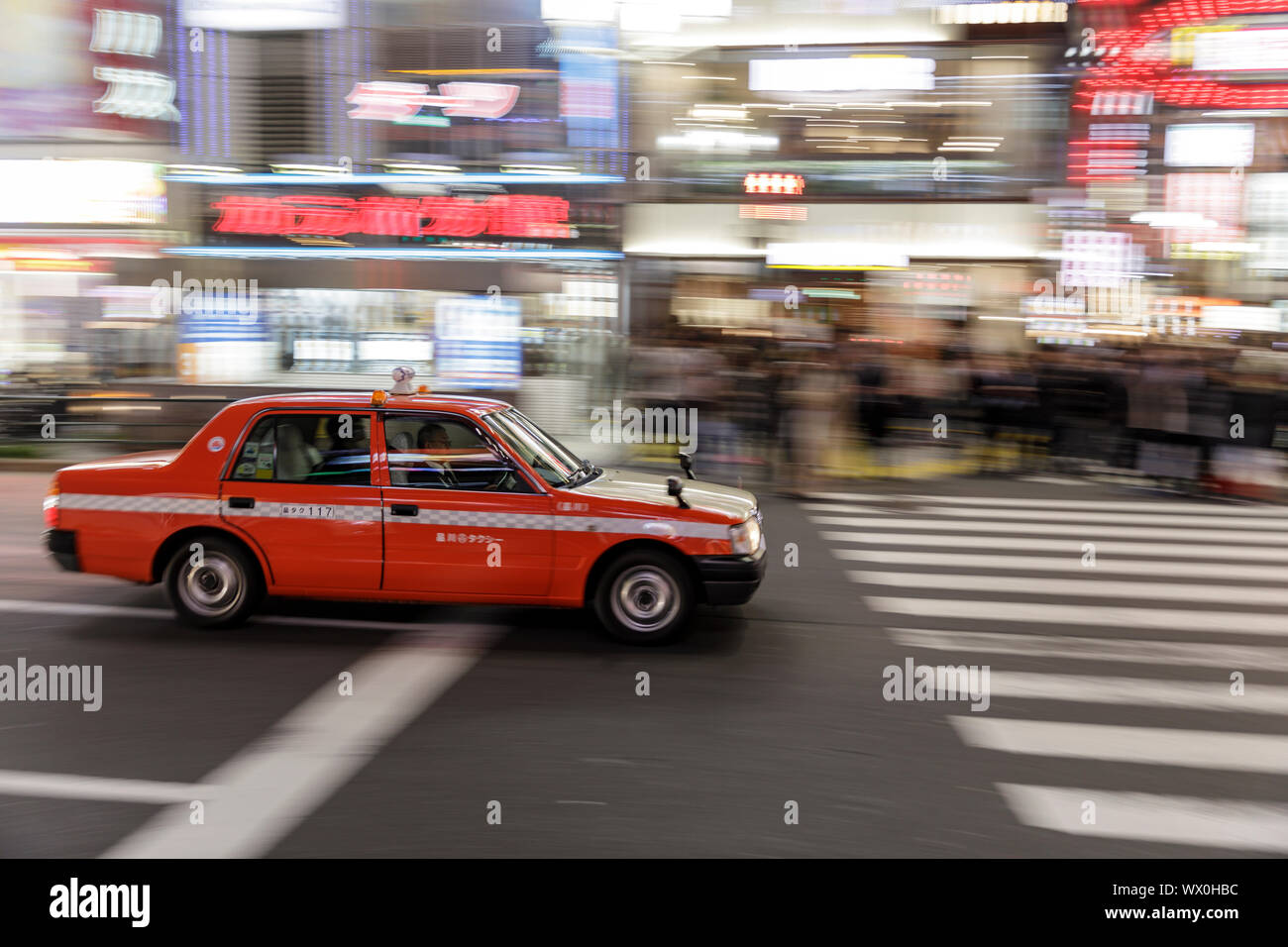 Taxi beschleunigt durch die Straßen von Shinjuku, Tokyo, Asien Stockfoto