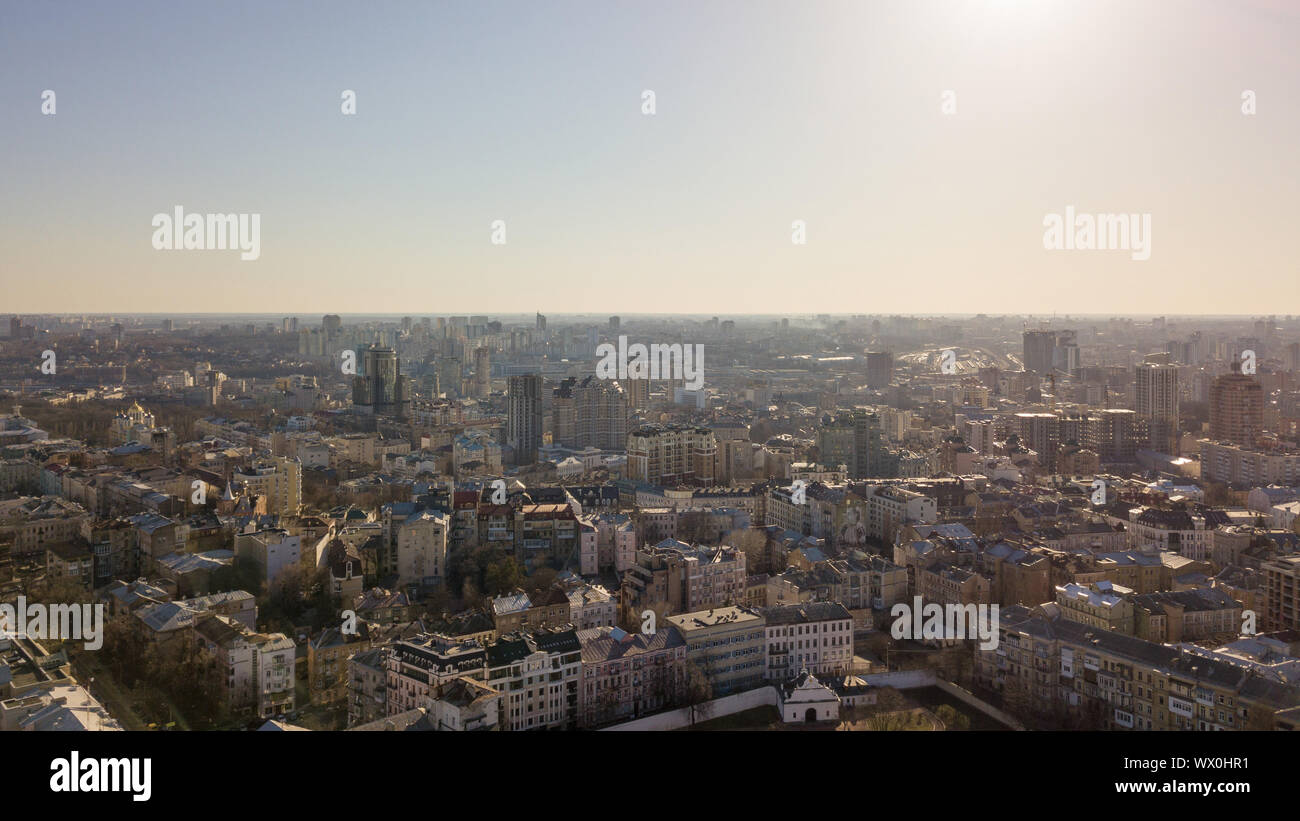 Blick auf die Stadt Kiew aus der Vogelperspektive im Frühling Stockfoto