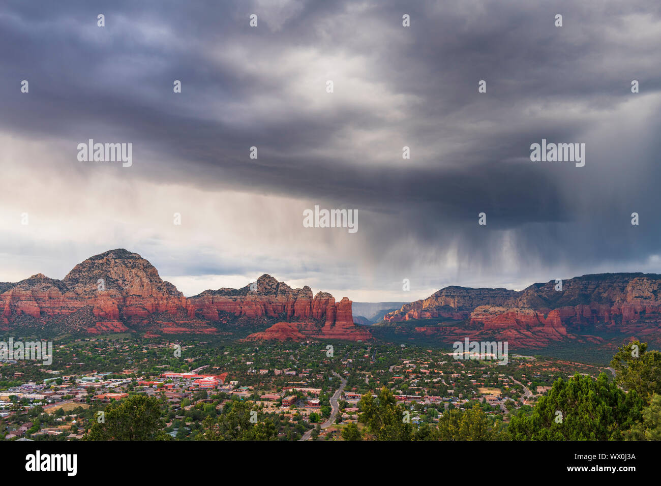 Moody Himmel über Sedona vom Flughafen Mesa, Sedona, Arizona, Vereinigte Staaten von Amerika, Nordamerika Stockfoto