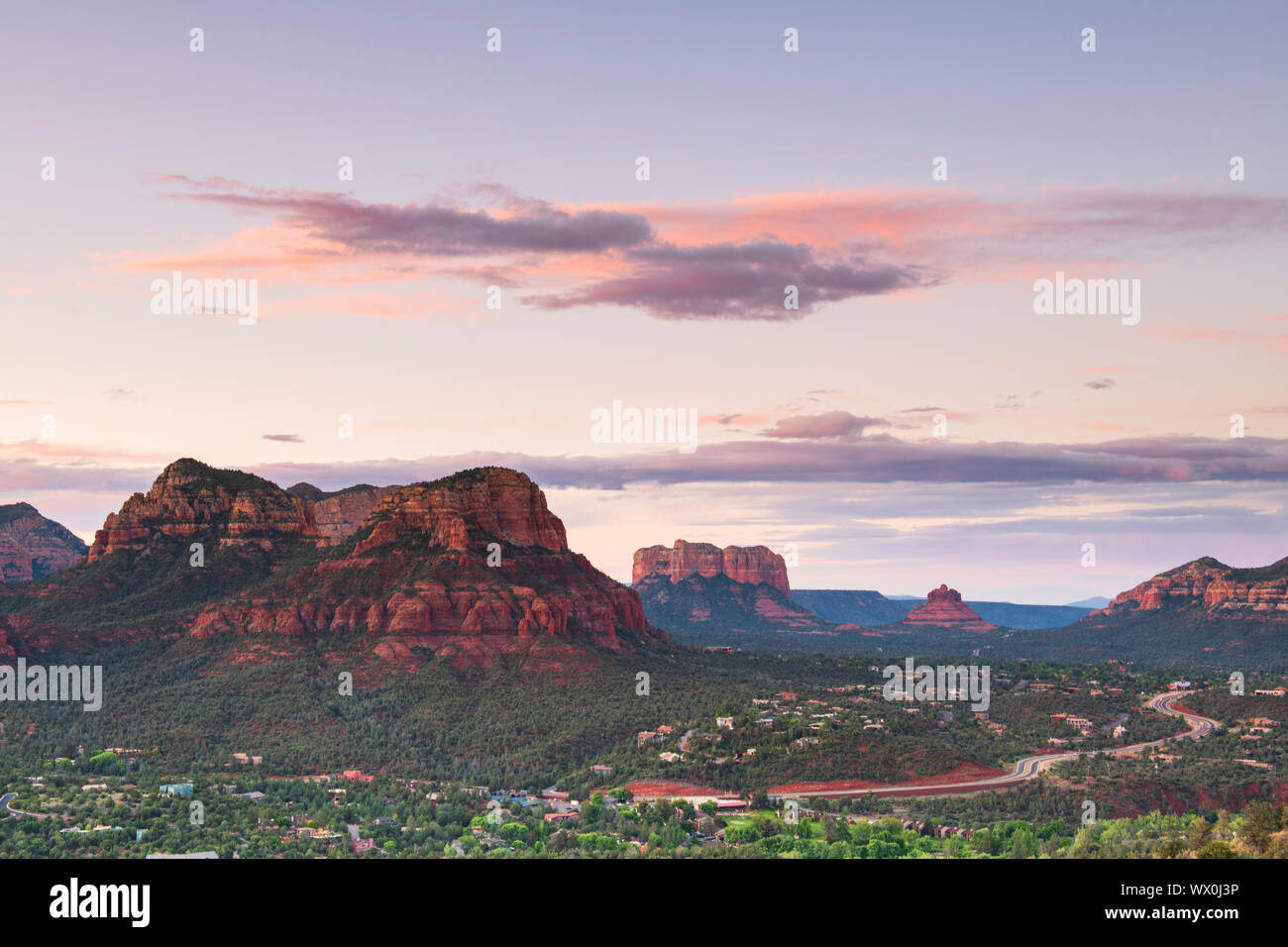 Moody Himmel über Sedona vom Flughafen Mesa, Sedona, Arizona, Vereinigte Staaten von Amerika, Nordamerika Stockfoto