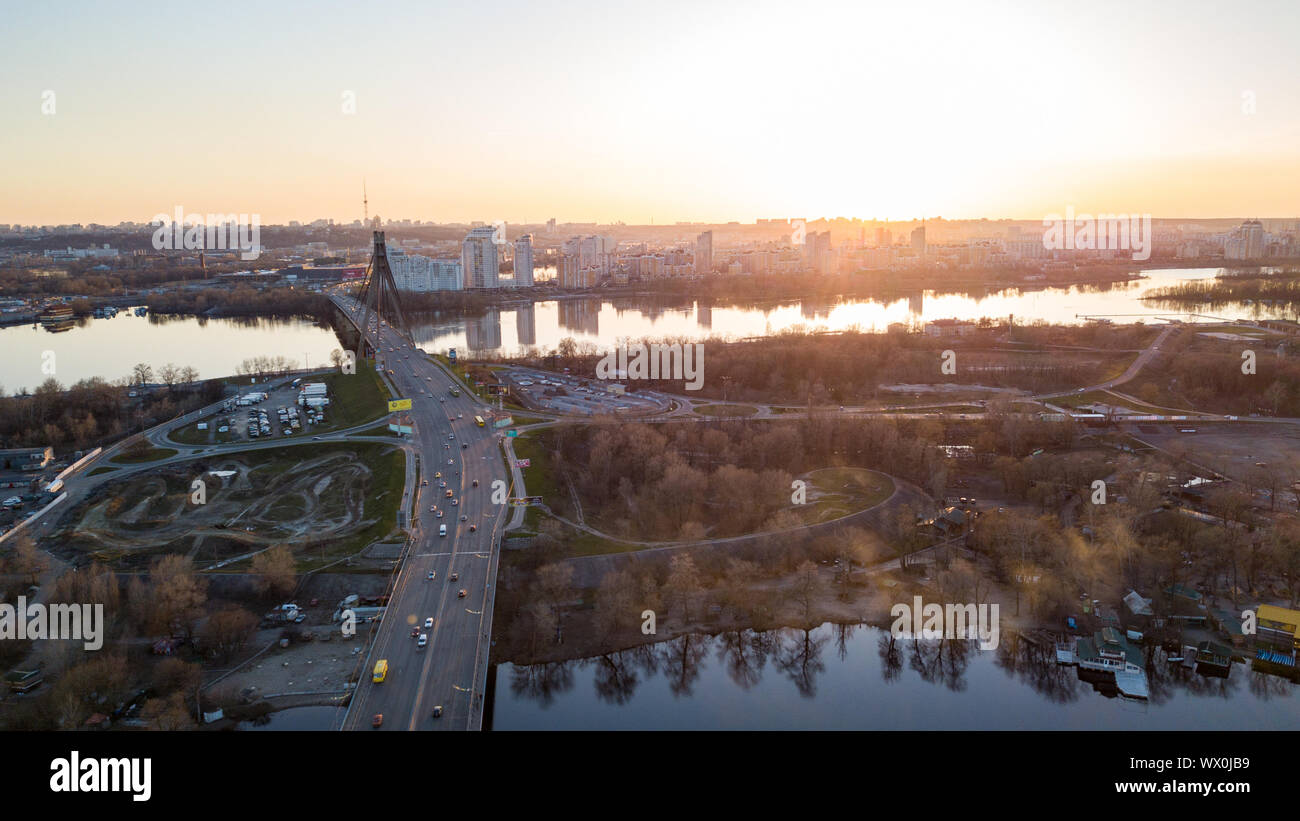 Linke Teil der Stadt Kiew aus dem Norden Brücke über den Fluss Dnepr und einen Blick auf den Skaimol Einkaufszentrum Stockfoto