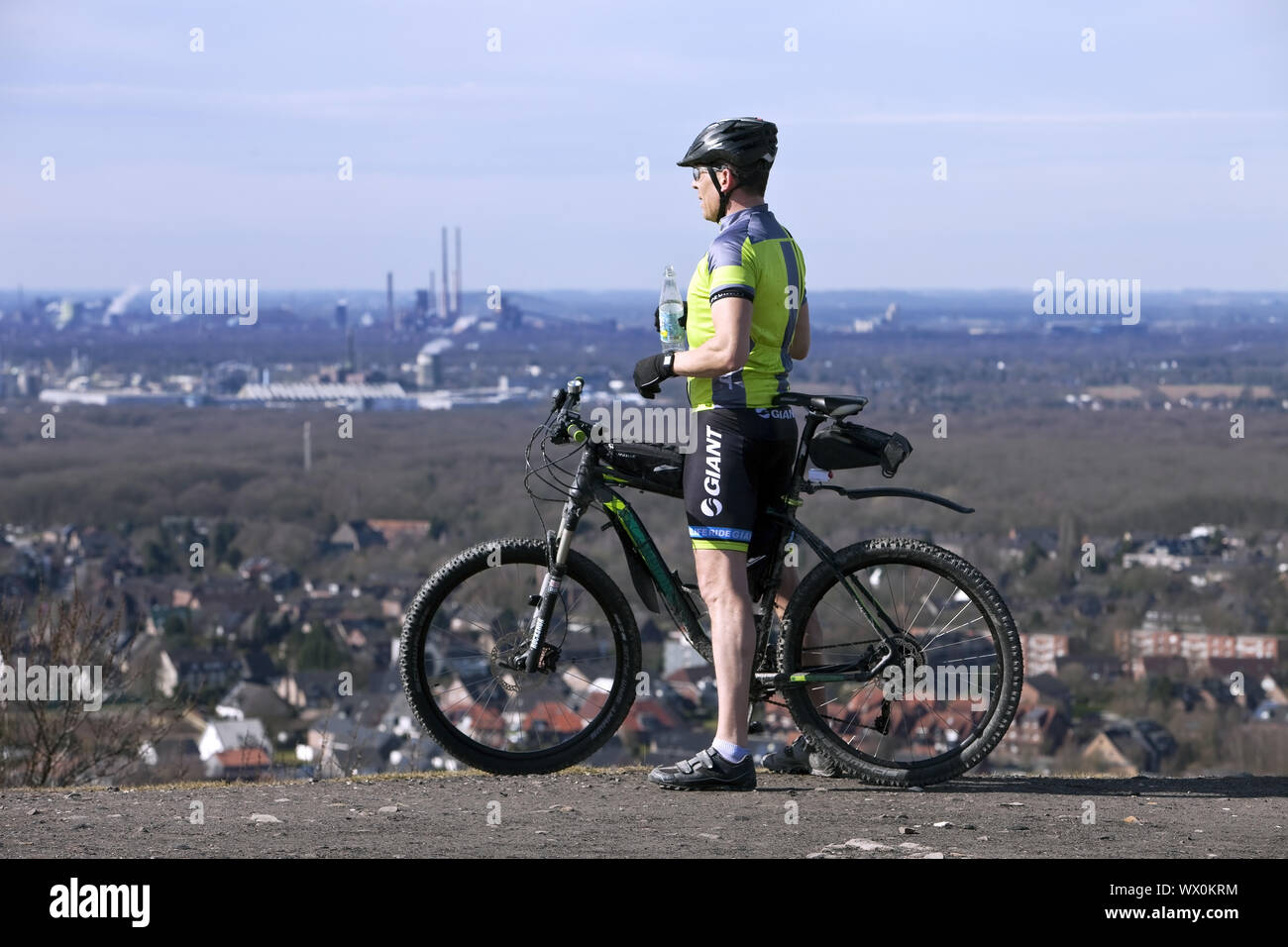 Ein Mann mit seinem Mountainbike auf dem Gipfel der Halde Haniel, Bottrop, Deutschland, Europa Stockfoto