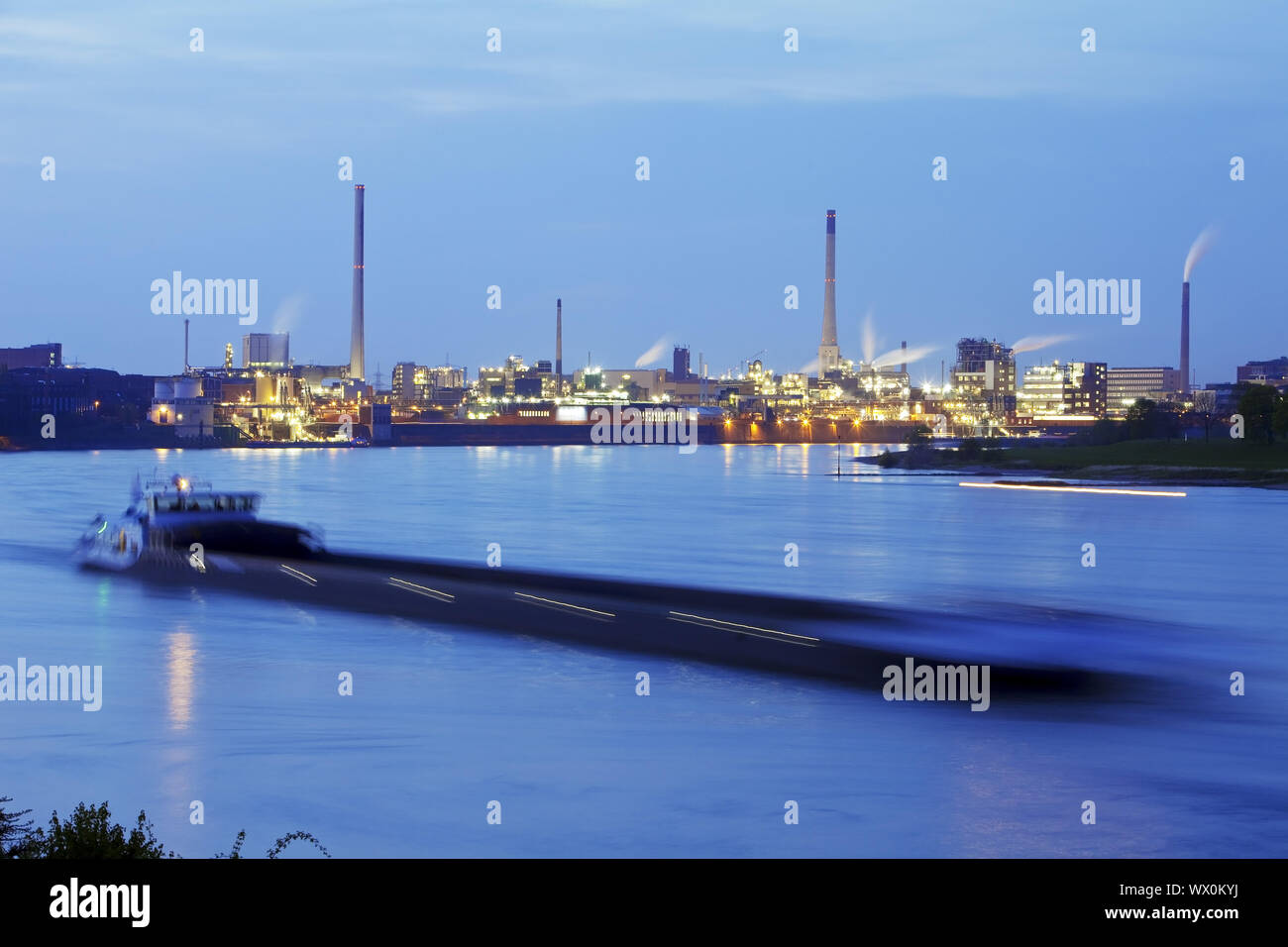 Schifffahrt auf dem Rhein und Chempark in Uerdingen in der Dämmerung, Krefeld, Niederrhein, Deutschland, Europa Stockfoto