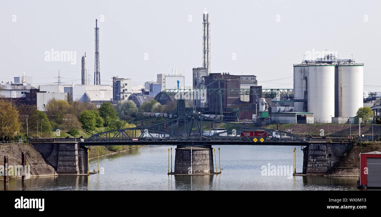 Rheinhafen Krefeld in Industrieanlagen und Swing Bridge, Krefeld, Niederrhein, Deutschland, Europa Stockfoto