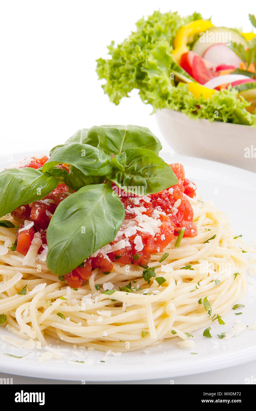 Tatsty frische Spaghetti mit Tomatensauce und Parmesan isoliert Stockfoto