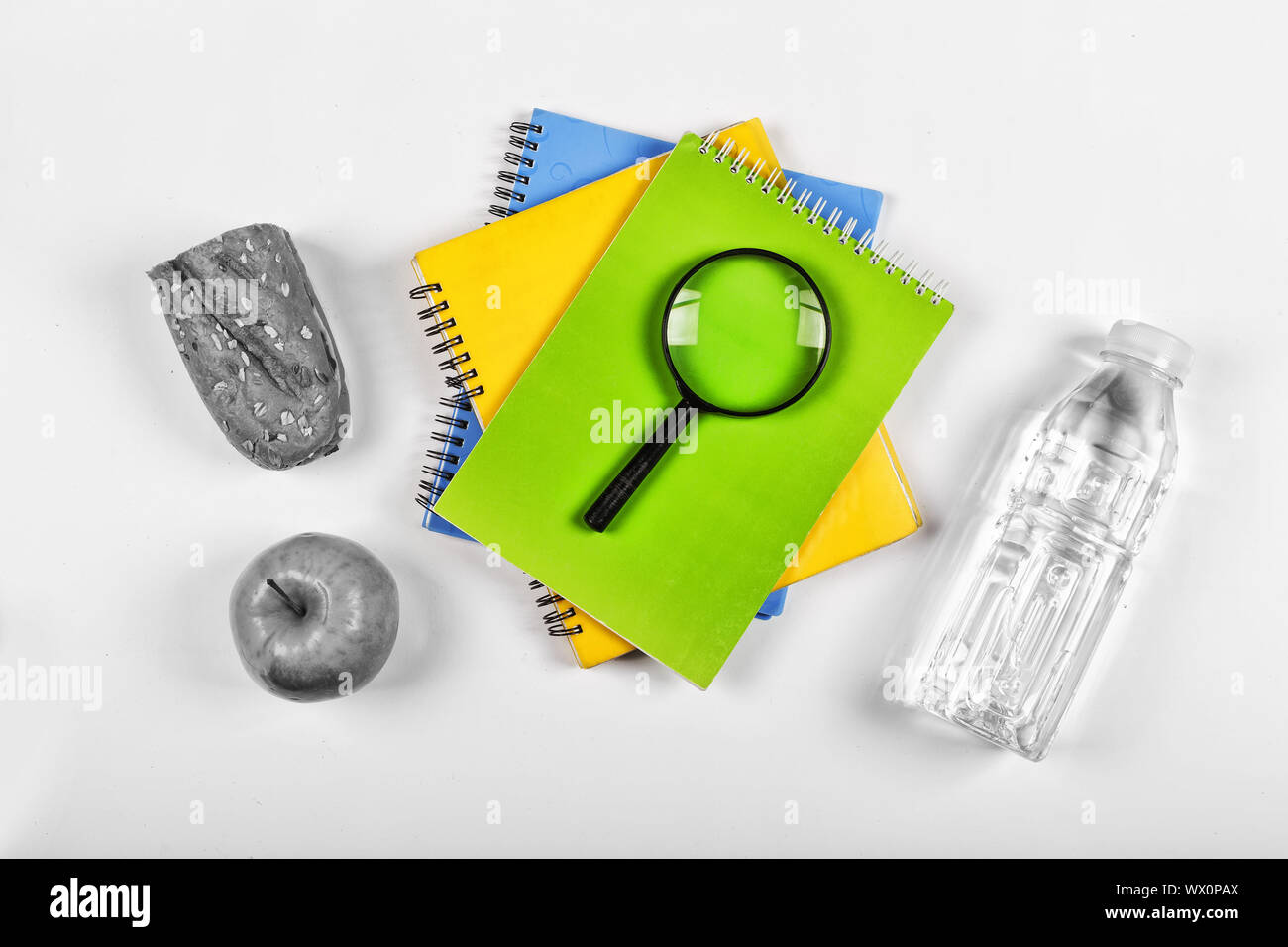 Schwarz und Weiß. noir. Zurück Konzept zur Schule. Schule Snack. Brotdose, Schreibwaren, Freier Platz für Text Stockfoto