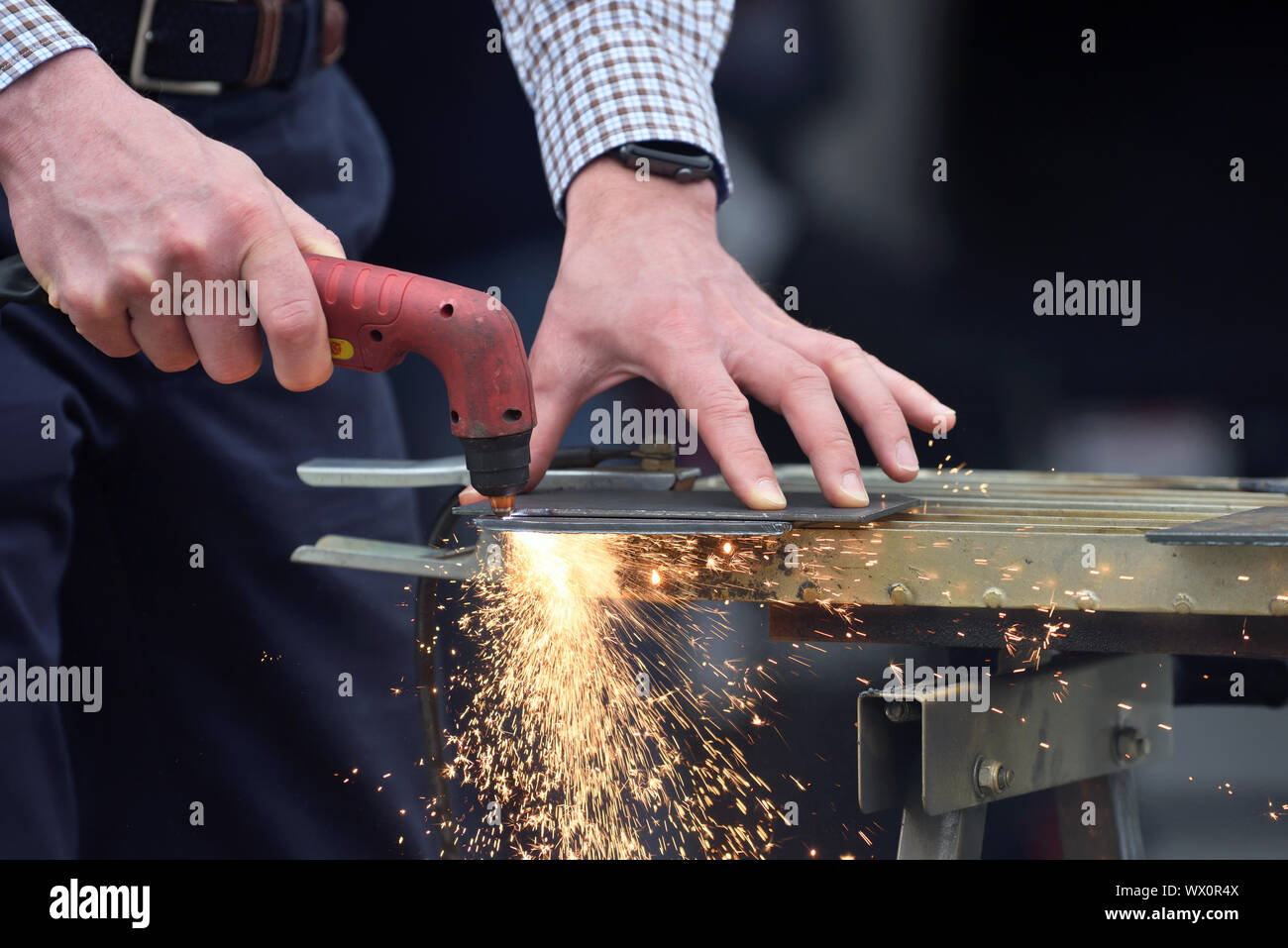 Laserschneiden von Blechen aus Stahl Material mit Funken Stockfoto