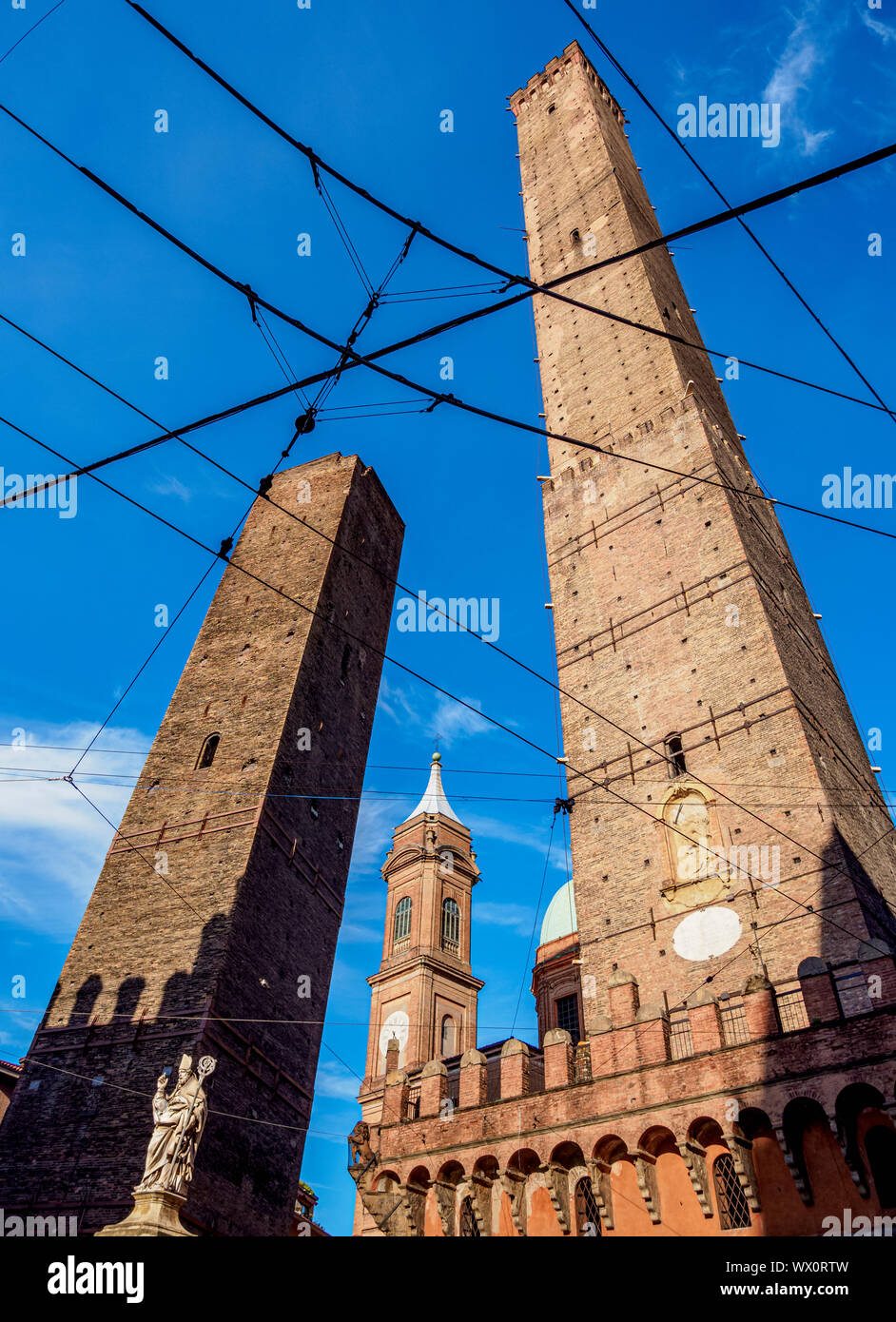 Die beiden Türme Asinelli und Garisenda, Bologna, Emilia Romagna, Italien, Europa Stockfoto