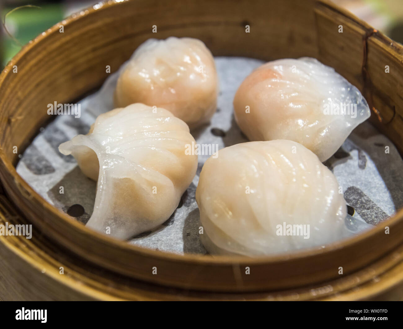 Dim Sum, traditionelle kantonesische Knödel, in Bambus Steamer gegart Stockfoto