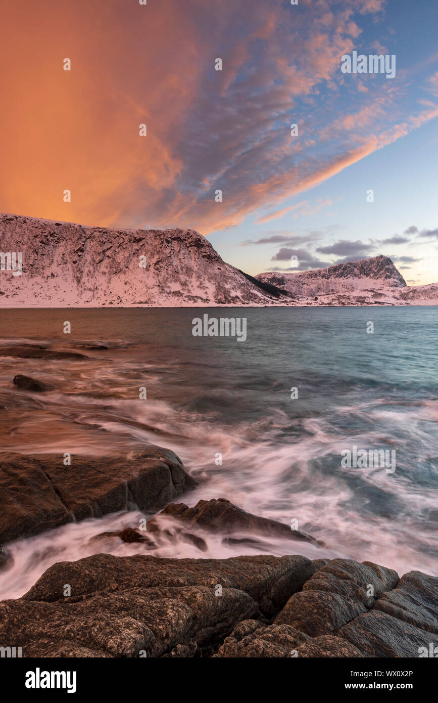 Ein dramatischer Sonnenuntergang am Strand Haukland, Lofoten, Nordland, Arktis, Norwegen, Europa Stockfoto