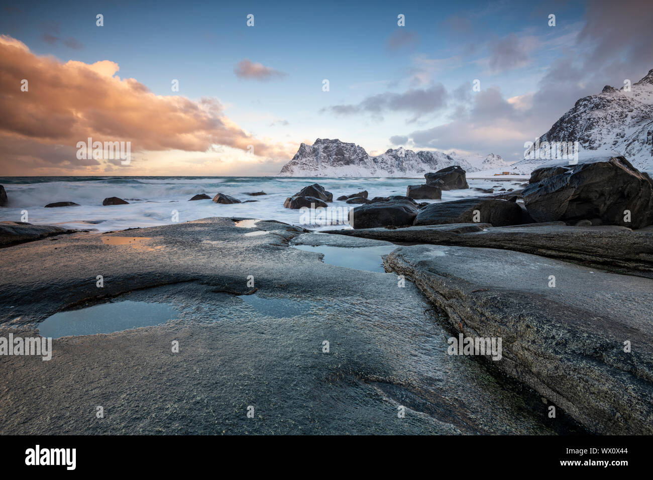 Felsformationen am Strand, Uttakleiv Vestvagoy, Lofoten, Nordland, Arktis, Norwegen, Europa Stockfoto