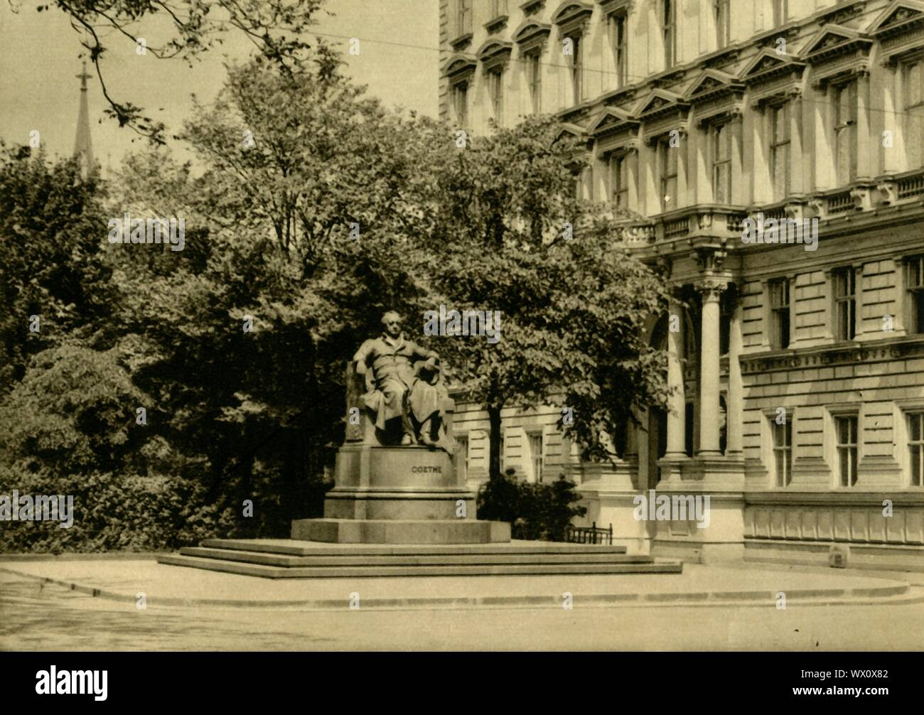 Die Goethe Denkmal, Wien, Österreich, c 1935. Bronze Skulptur der Deutschen Autor und Dramatiker Johann Wolfgang von Goethe (1749-1832), entworfen von Edmund von Hellmer und im Jahr 1900 vorgestellt. Von "&#xd6; Österreich - Land und Volk", (Österreich, Land und Leute). [R. Lechner (Wilhelm M&#xfc;ller), Wien, c 1935] Stockfoto