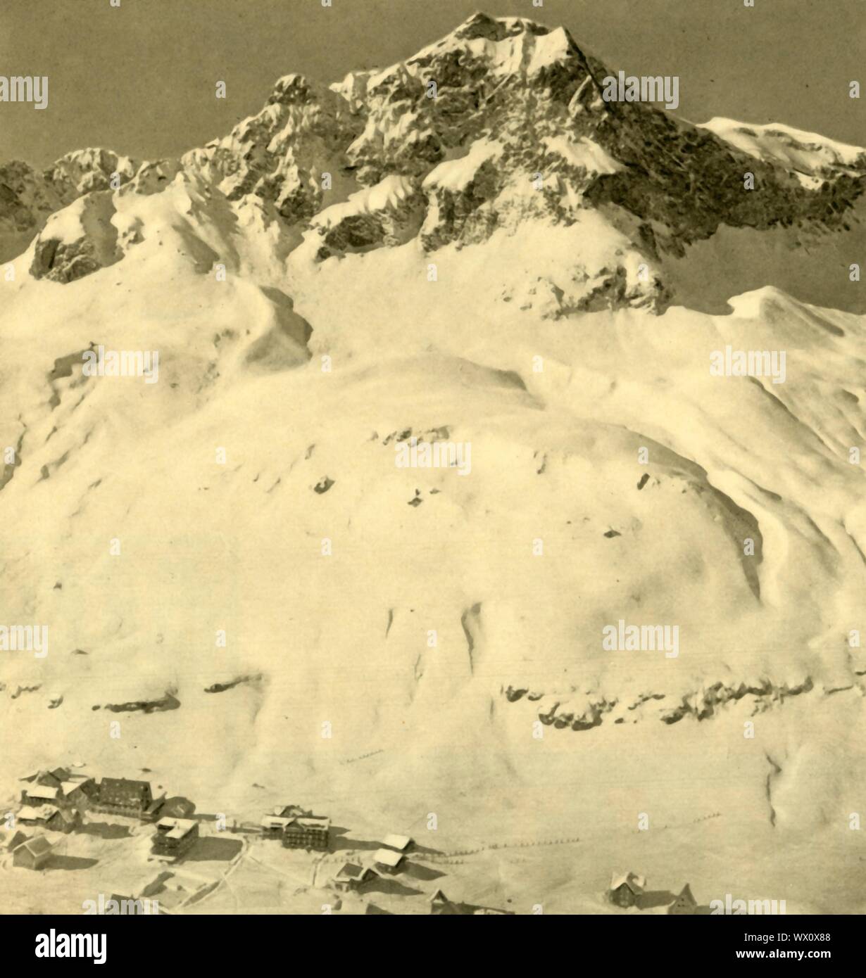 Z &#xfc; Rs und die hasenfluh Peak, Vorarlberg, Österreich, c 1935. Das Skigebiet der Z&#xfc; Rs im Skigebiet Arlberg, in den Schatten gestellt durch die hasenfluh. Von "&#xd6; Österreich - Land und Volk", (Österreich, Land und Leute). [R. Lechner (Wilhelm M&#xfc;ller), Wien, c 1935] Stockfoto