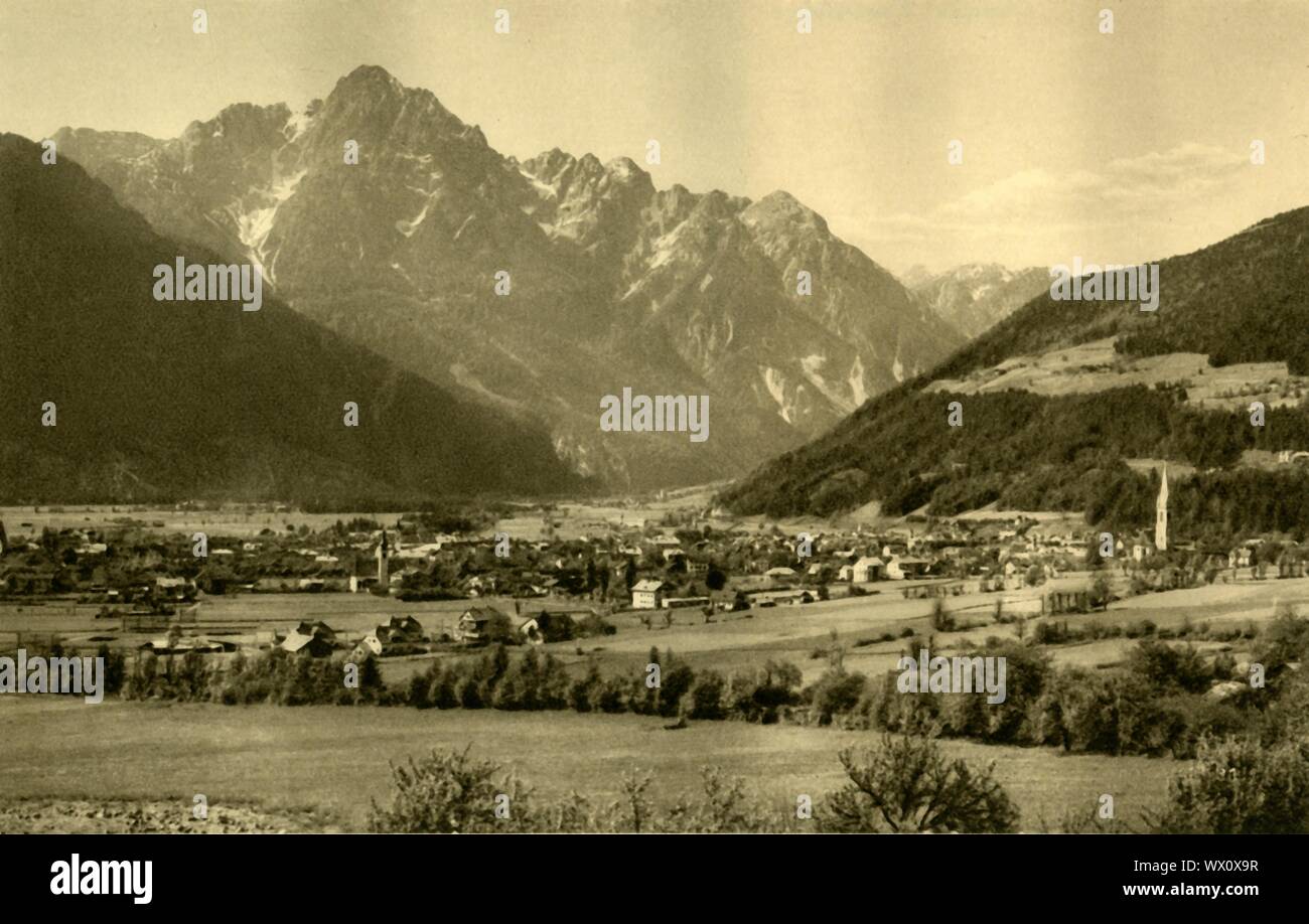 Lienz und der Spitzkofel, Tirol, Österreich, c 1935. Blick auf die Stadt Lienz, mit dem Höhepunkt der Spitzkofel in den Gailtaler Alpen. Von "&#xd6; Österreich - Land und Volk", (Österreich, Land und Leute). [R. Lechner (Wilhelm M&#xfc;ller), Wien, c 1935] Stockfoto