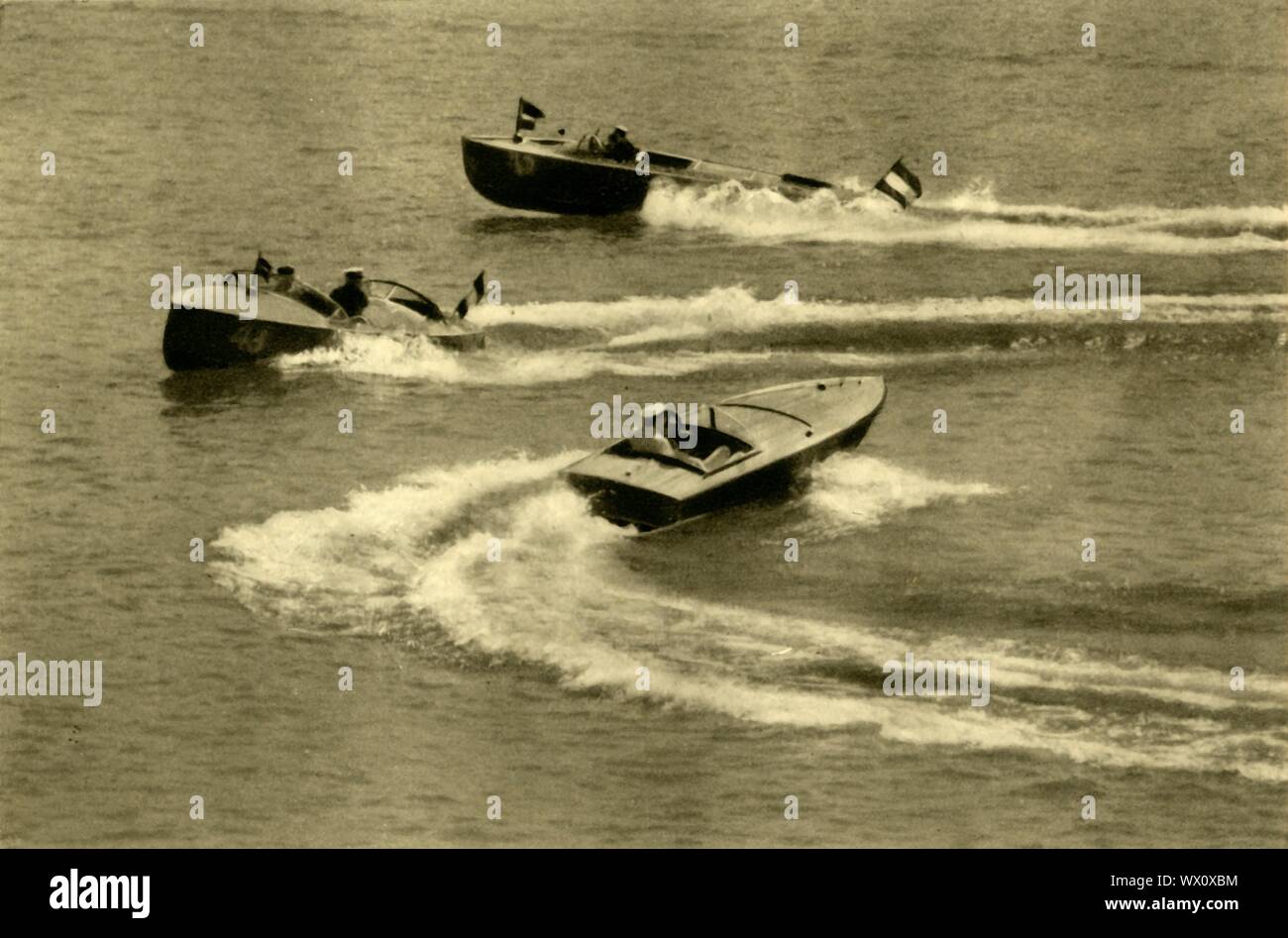 Motorboot-rennen, W&#xf6;rthersee, Kärnten, Österreich, c 1935. Erholung auf See W&#xf6;Rth im Bundesland Kärnten. Von "&#xd6; Österreich - Land und Volk", (Österreich, Land und Leute). [R. Lechner (Wilhelm M&#xfc;ller), Wien, c 1935] Stockfoto