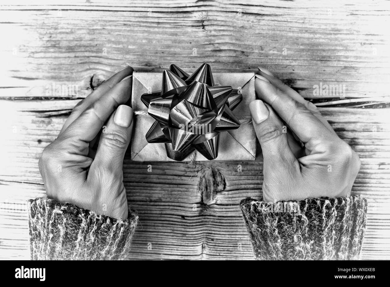 Schwarz und Weiß. Weihnachten. Für das neue Jahr. Valentinstag. Geschenk, dekoriert, Kopie, roten Bogen, oben vi. Stockfoto