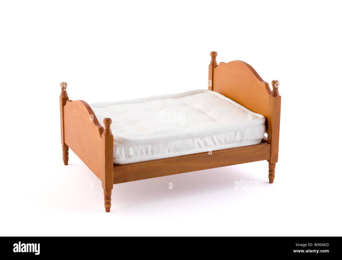 Bett aus Holz Miniatur auf weißem Hintergrund mit Freistellungspfad Stockfoto