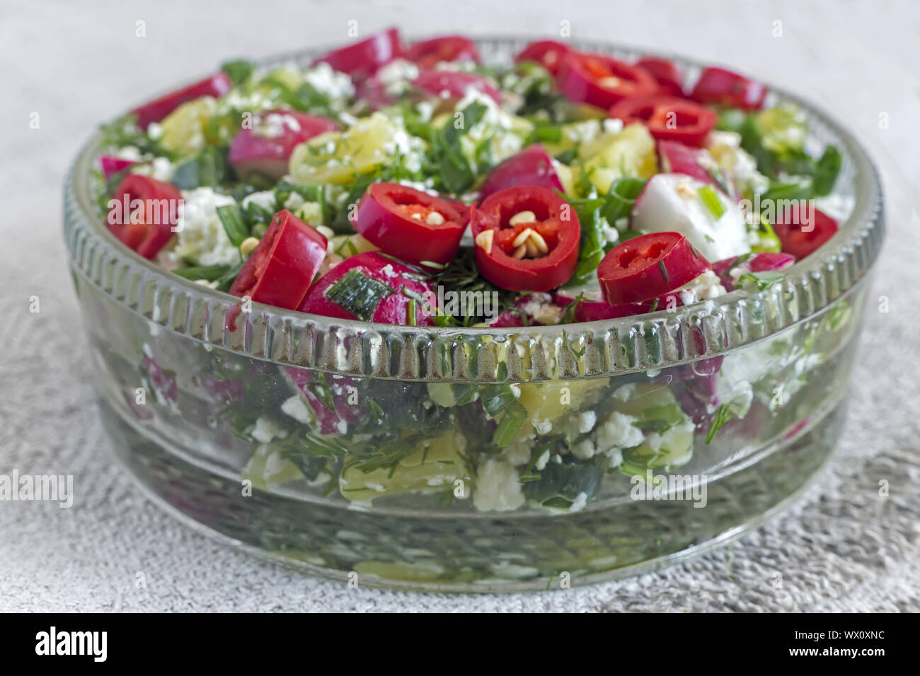 Salat mit Radieschen, Kartoffeln, grüne Zwiebeln. Stockfoto