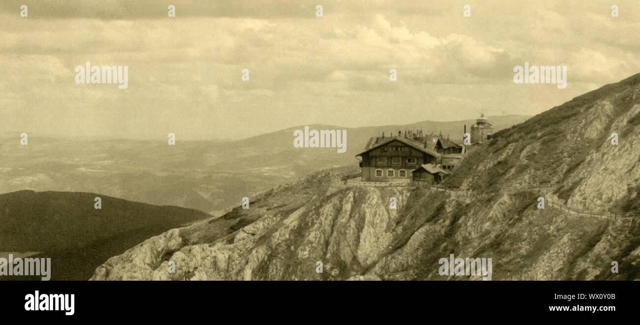 Hotel auf dem Schneeberg, Niederösterreich, c 1935. Blick auf ein Hotel auf dem Gipfel des Schneeberg in den nördlichen Kalkalpen. Von "&#xd6; Österreich - Land und Volk", (Österreich, Land und Leute). [R. Lechner (Wilhelm M&#xfc;ller), Wien, c 1935] Stockfoto