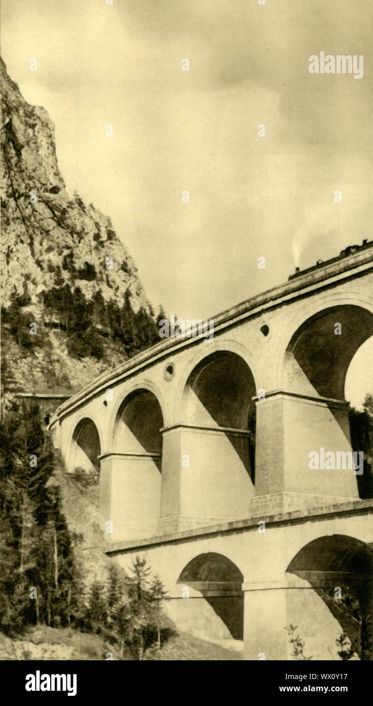 Dampflok am Semmering, Niederösterreich, c 1935. Die semmeringbahn war die erste Bergbahn Europas gebaut mit einem standard Gauge Track. Es wurde zwischen 1848 und 1854 gebaut und war ein Meisterstück der Technik, angesichts der sehr schwierigen Gelände und die Variationen in der Höhe entlang der Route. Von "&#xd6; Österreich - Land und Volk", (Österreich, Land und Leute). [R. Lechner (Wilhelm M&#xfc;ller), Wien, c 1935] Stockfoto