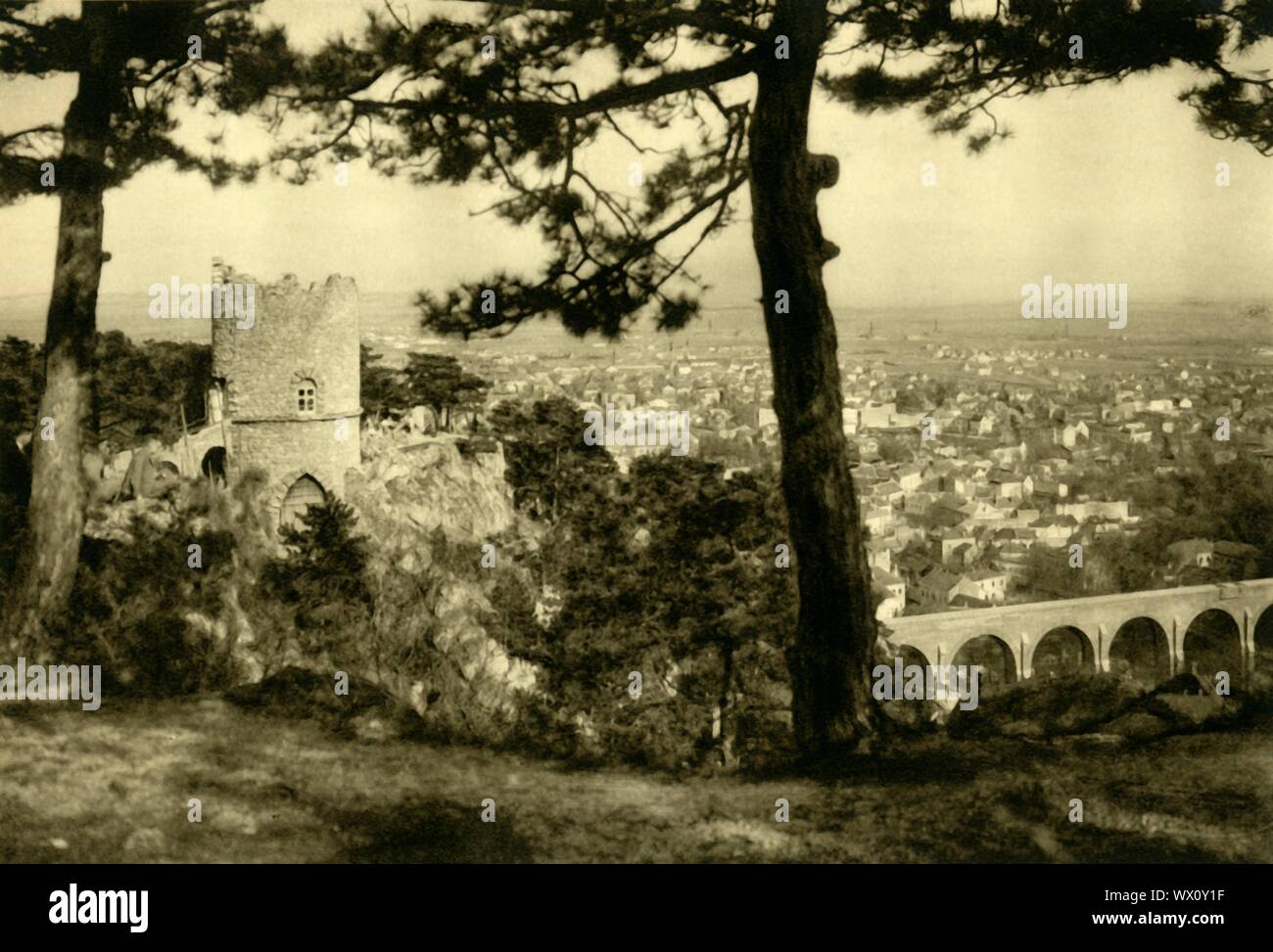 Der Schwarze Turm, Mö Planung, Lower Austria, c 1935. Blick auf die Stadt aus dem 19. Jahrhundert Schwarzer Turm, einem dreistöckigen Turm im frühen 19. Jahrhundert erbaut auf den Fundamenten einer älteren Pförtnerloge. Von "Ö Österreich - Land und Volk", (Österreich, Land und Leute). [R. Lechner (Wilhelm Müller), Wien, c 1935] Stockfoto