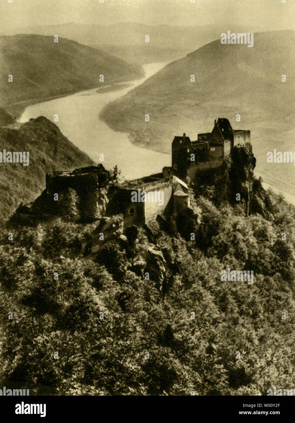 Aggstein Schloss, Wachau, Niederösterreich, c 1935. Blick auf die Ruinen von aggstein, die bis in das 12 Jahrhundert zurück Datum, oberhalb der Donau. Von "&#xd6; Österreich - Land und Volk", (Österreich, Land und Leute). [R. Lechner (Wilhelm M&#xfc;ller), Wien, c 1935] Stockfoto