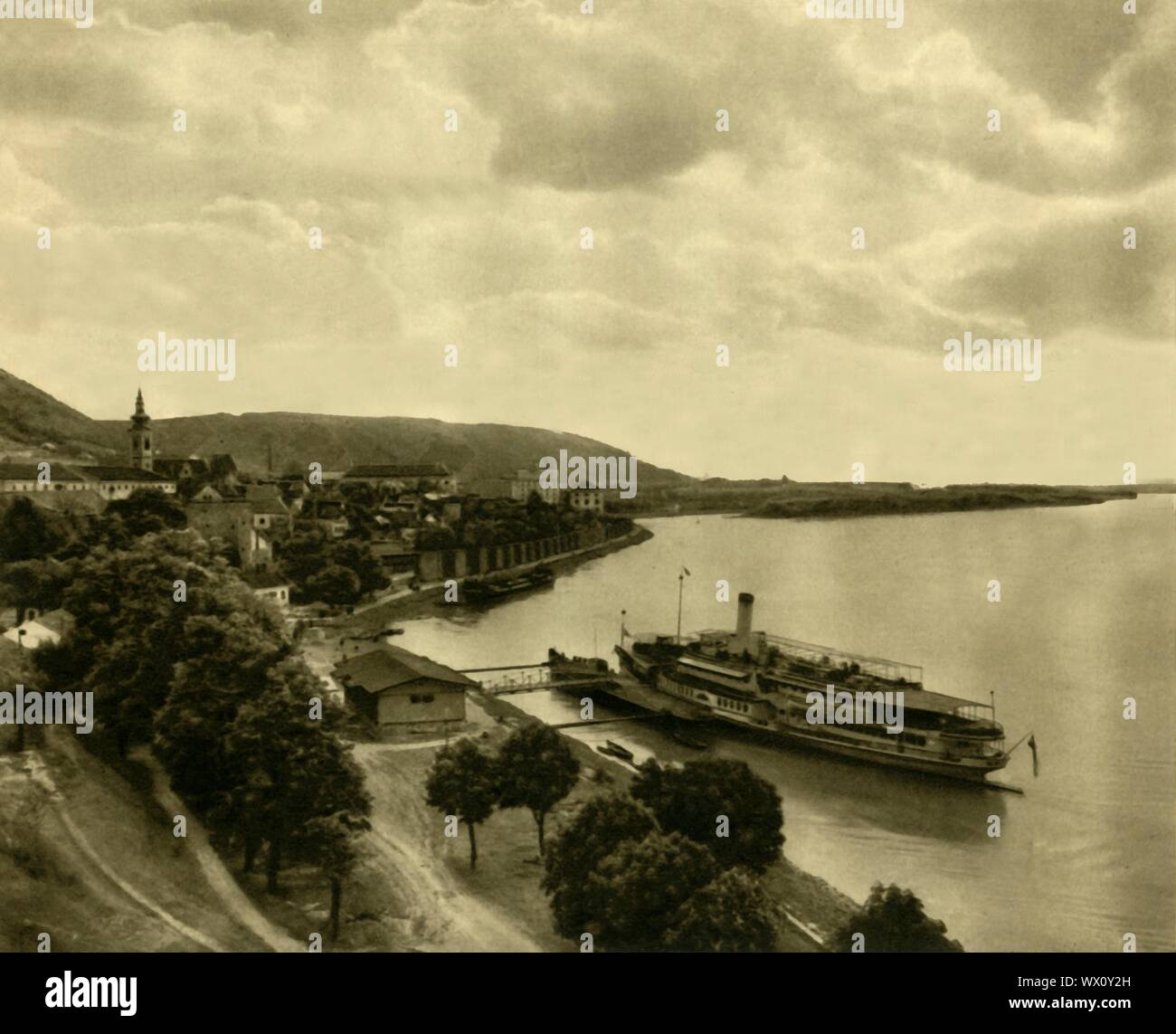 Dampfschiff auf die Donau bei Hainburg, Lower Austria, c 1935. Blick auf die stadt Hainburg an der Donau. Von "&#xd6; Österreich - Land und Volk", (Österreich, Land und Leute). [R. Lechner (Wilhelm M&#xfc;ller), Wien, c 1935] Stockfoto