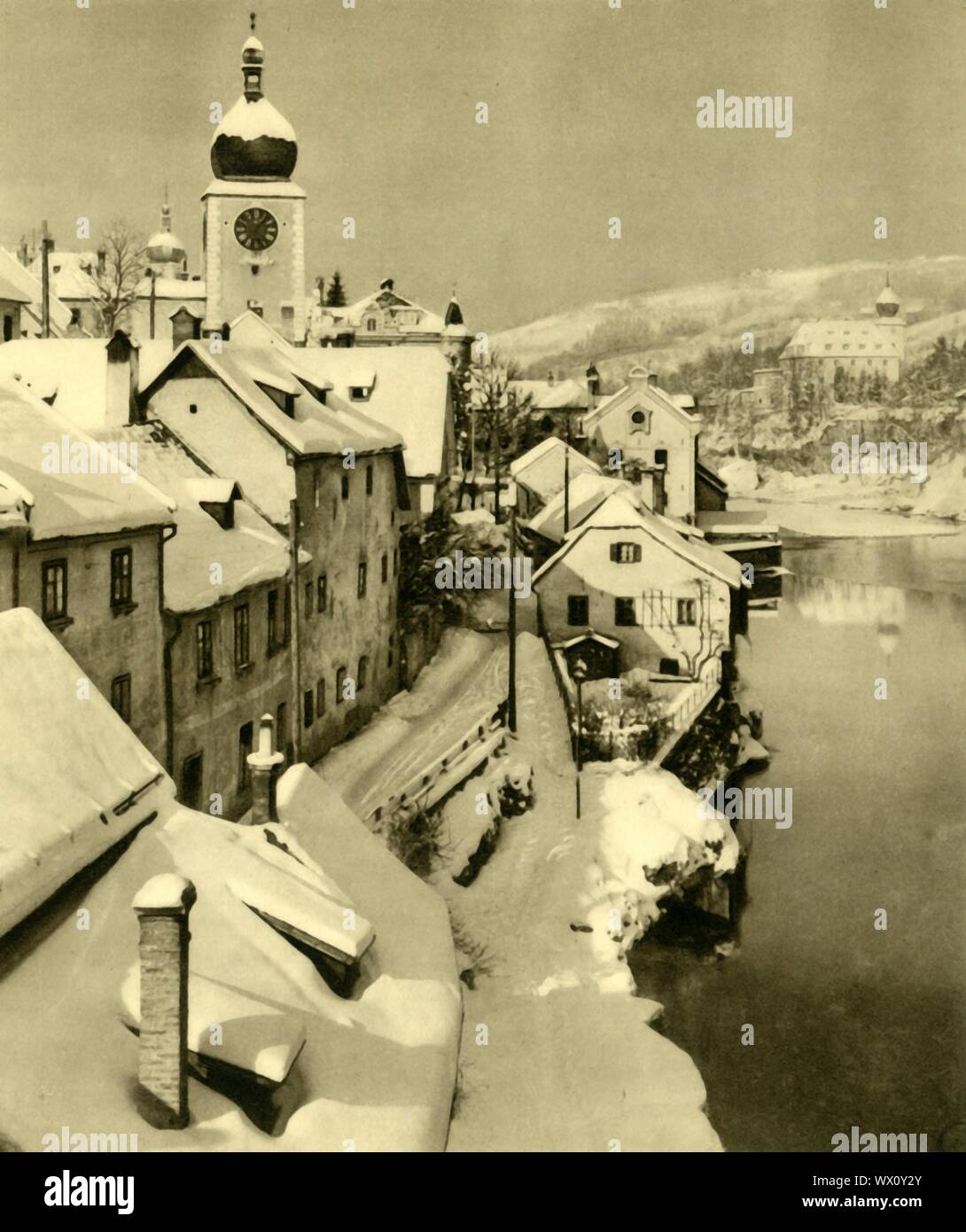 Waidhofen an der Ybbs, Niederösterreich, c 1935. Winter Blick auf die Pfarrkirche Clock Tower in der Stadt Waidhofen an der Ybbs. Von "&#xd6; Österreich - Land und Volk", (Österreich, Land und Leute). [R. Lechner (Wilhelm M&#xfc;ller), Wien, c 1935] Stockfoto