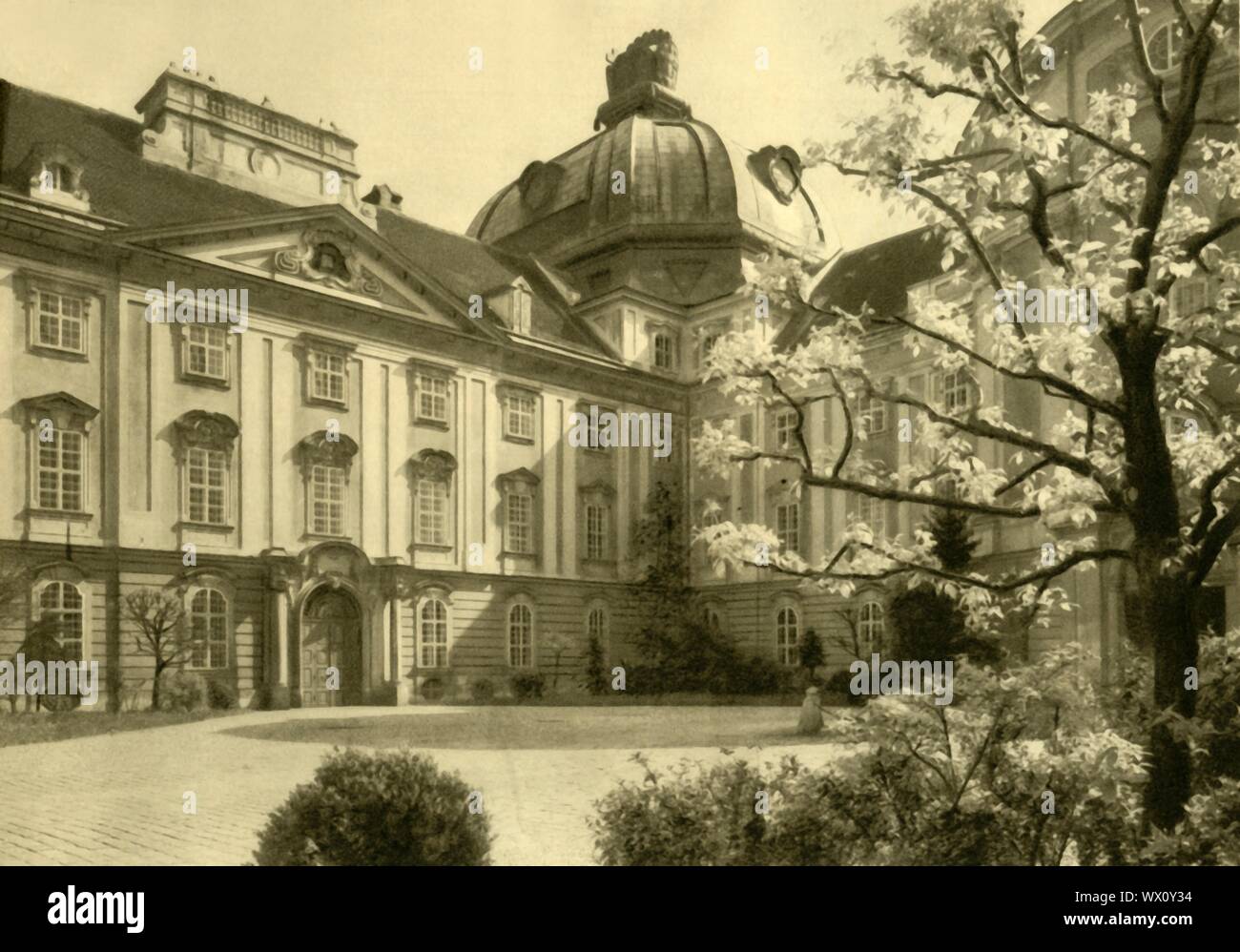 Stift Klosterneuburg, Klosterneuburg, Niederösterreich, c 1935. Augustinerkloster in 1114 gegründet und in der Barockzeit im 17. Jahrhundert umgestaltet. Von "&#xd6; Österreich - Land und Volk", (Österreich, Land und Leute). [R. Lechner (Wilhelm M&#xfc;ller), Wien, c 1935] Stockfoto