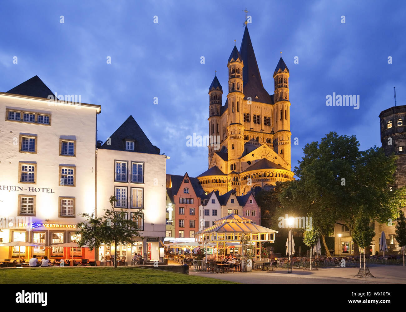 Groß St. Martin Kirche und Fischmarkt am Abend, Köln, Rheinland, Deutschland, Europa Stockfoto