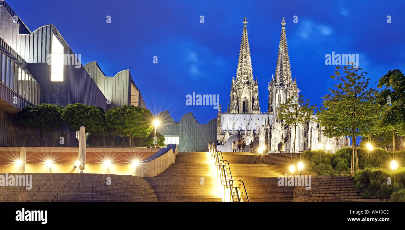 Beleuchtete Treppen, Museum Ludwig und Kölner Dom am Abend, Köln, Deutschland, Europa Stockfoto