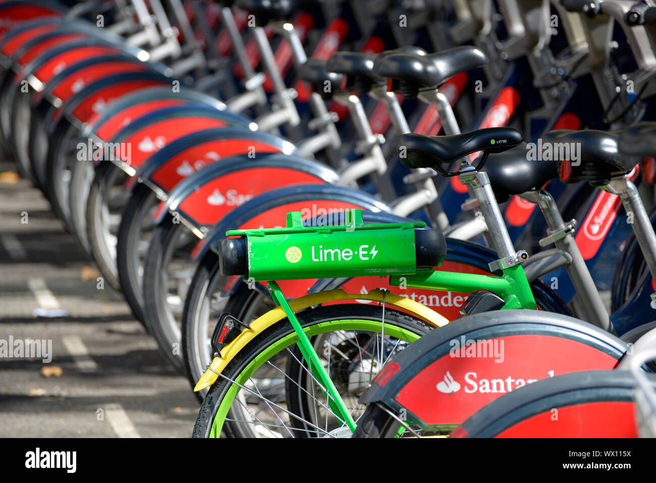 London, England, UK. Reihe der Leihfahrräder - Electric Lime-E Zyklus unter Santander Autovermietung Zyklen Stockfoto