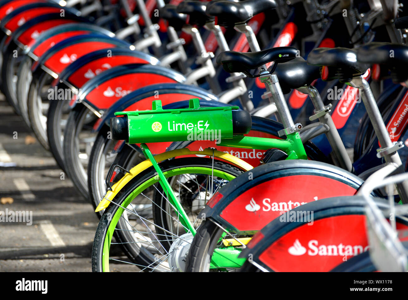 London, England, UK. Reihe der Leihfahrräder - Electric Lime-E Zyklus unter Santander Autovermietung Zyklen Stockfoto