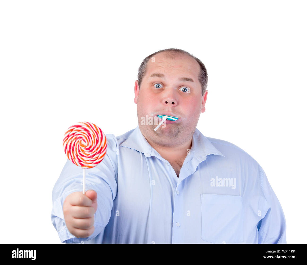 Dicker Mann in einem blauen Hemd, einen Lutscher Essen Stockfoto