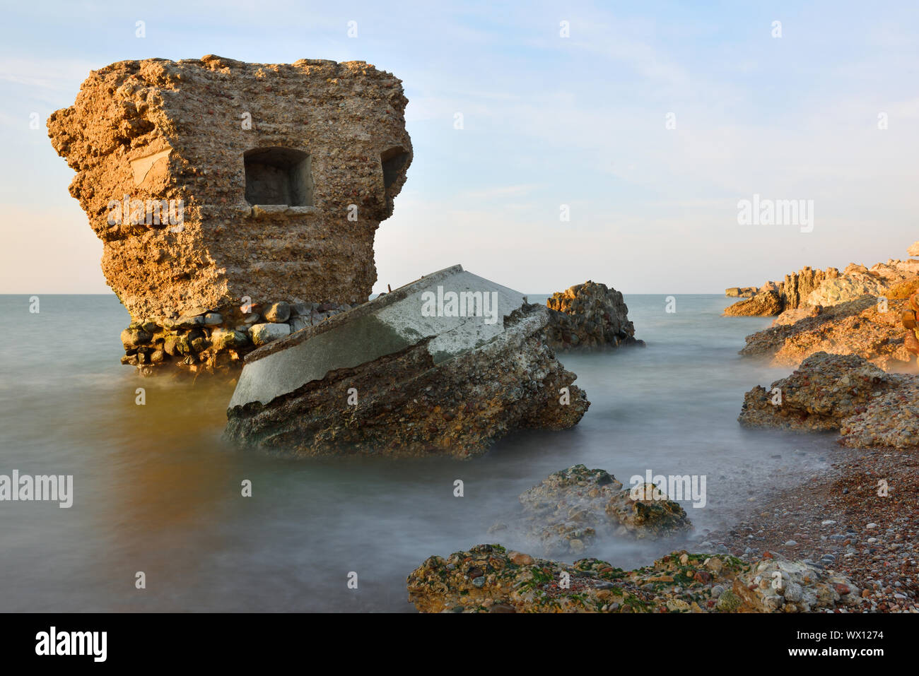 Ruinen der Bunker am Strand der Ostsee, Teil eines alten Forts aus der ehemaligen Sowjetunion in die base Karosta in Liepaja, Lettland Stockfoto