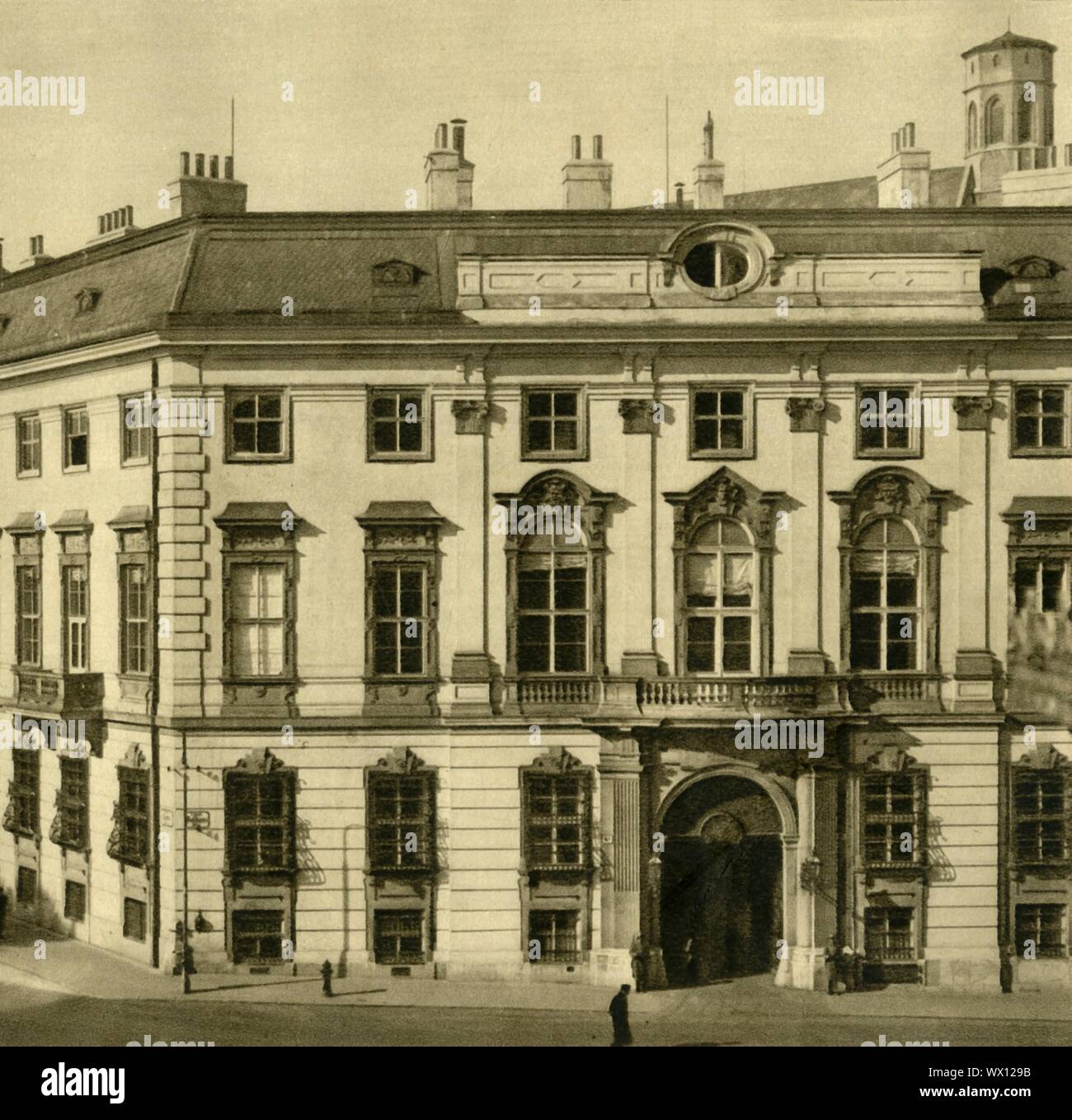 Das Bundeskanzleramt, Ballhausplatz, Wien, Österreich, c 1935. Barocke Fassade der Kanzleramt, Büro des österreichischen Bundeskanzler. Das Gebäude wurde 1719 eingeweiht als Geheime Hofkanzlei (Geheime hohe bundeskanzleramt). Ns-Rebellen erschossen und getötet Bundeskanzler Engelbert Dollfuß hier während der Juli Putsch von 1934. Von "&#xd6; Österreich - Land und Volk", (Österreich, Land und Leute). [R. Lechner (Wilhelm M&#xfc;ller), Wien, c 1935] Stockfoto