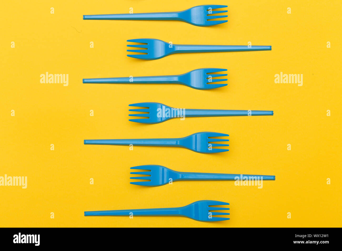 Gruppe Blau Einmalspritze aus Kunststoff Gabel über einen gelben Hintergrund. Stockfoto