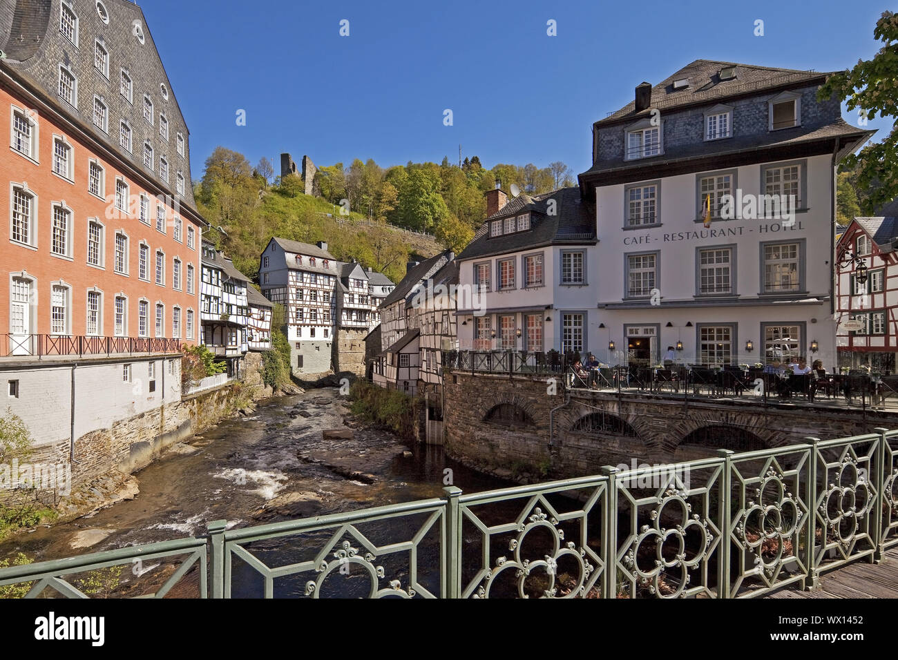 Rotes Haus auf der Rur und Befestigungsanlagen Haller, Monschau, Eifelstieg, Eifel, Deutschland, Europa Stockfoto