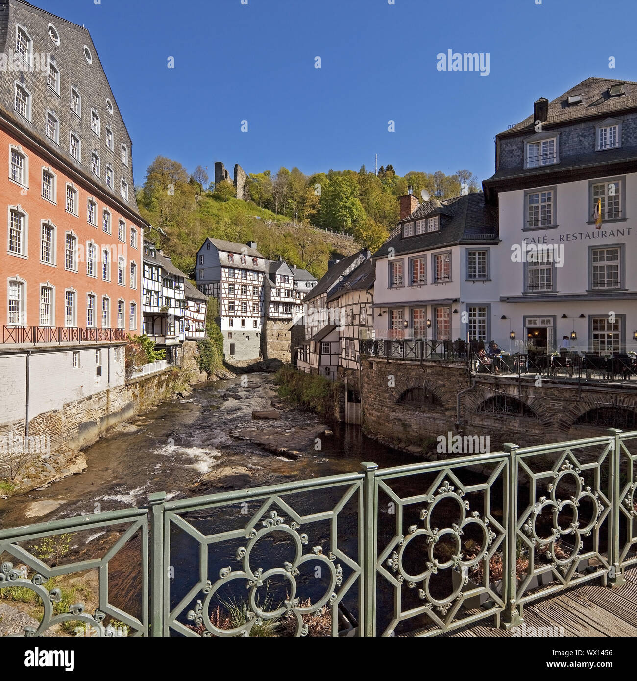 Rotes Haus auf der Rur und Befestigungsanlagen Haller, Monschau, Eifelstieg, Eifel, Deutschland, Europa Stockfoto