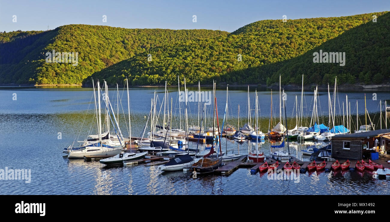 Rur Dam mit Schiffsanlegestelle, Heimbach, Eifel, Nordrhein-Westfalen, Deutschland, Europa Stockfoto