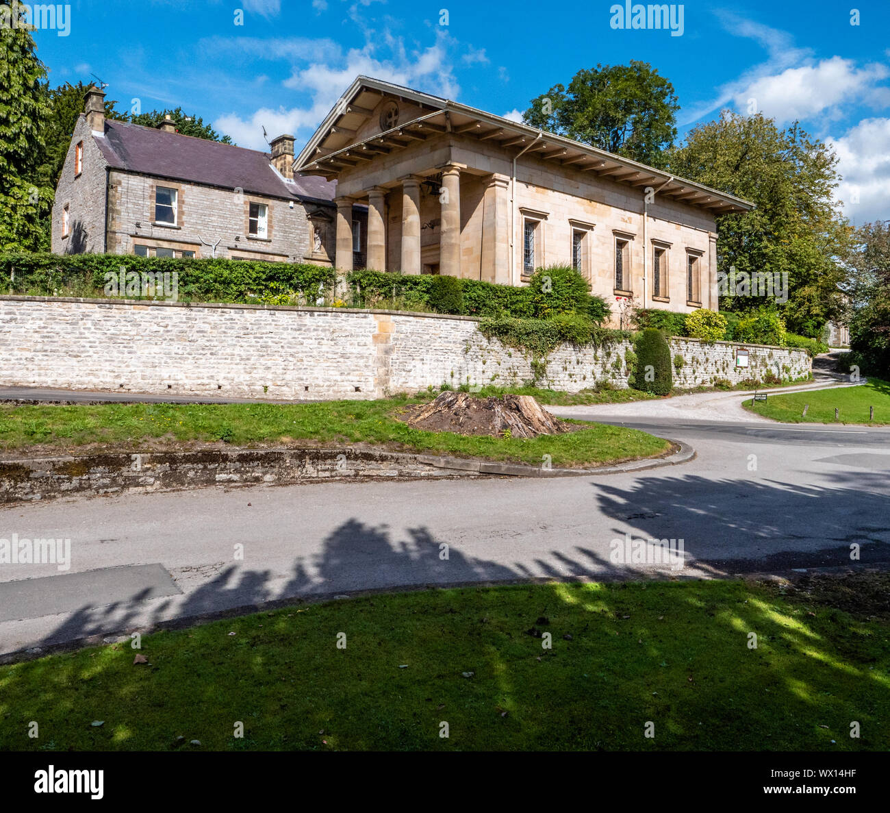 Außerordentliche dorischen Portikus der Heiligen Römisch-katholischen Kirche im Dorf Hassop in der Derbyshire Peak District DE Stockfoto