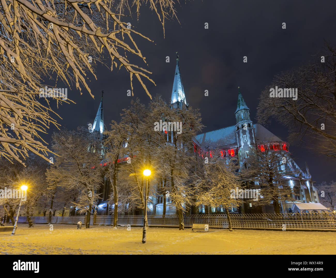 Kirche der Heiligen Olga und Elisabeth in der Nacht winter Stadt Lviv, Ukraine Stockfoto